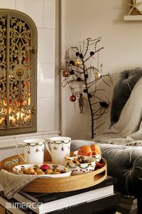 Lad grene stå smukt i en stor vase og pynt dem kreativt med julepynt, som på billedet her. Byd derudover julen velkommen med juleslik og gløgg i Royal Copenhagens Stjerne Riflet Jul. #julepynt #kreativtjulepynt #jul #kreativjul #christmas #christmasdecorations #christmasdecor #royalcopenhagen