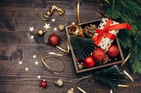 Miser sur la récup' pour fabriquer des décorations de Noël aussi élégantes que festives ? On relève le pari avec des tubes en carton recyclés en décorations de Noël. Démonstration.