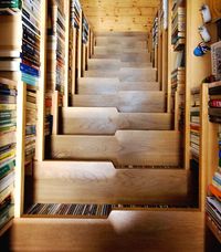 Un escalier bibliothèque incroyable - Levitate