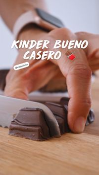 20min · 6 servings

 

Ingredientes 
 • 200g de chocolate con leche
 • Crema kinder (en mis pins teneis la receta)
 • Obleas de helado
 • Chocolate negro para la decoración 

