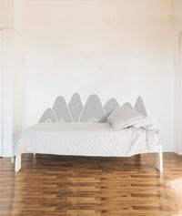 Para decorar la pared junto a la cama y evitar que se ensucie rápidamente, hemos creado este bosque Ocupan 180cm de ancho (las camas miden hasta 2 metros y desde 160cm) y suben hasta 50cm, desde el suelo o desde el borde de la cama, para vestir la habitación de los más pequeños y mantenerla limpia por más tiempo.
