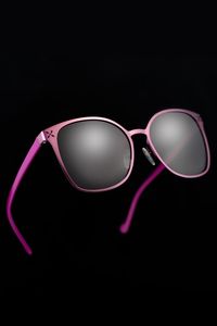 Fotografía de producto de unas gafas de sol de color rosa. Foto para tienda online y redes sociales.