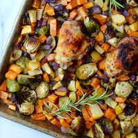 Sheet Pan Chicken With Sweet Potatoes, Brussels Sprouts And Apples #recipe #healthy