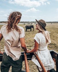 Cheers to exploring new places and traveling the world together 😍☀🧡 Save this pin to find out where to start exploring Sri Lanka, which places to visit best and as inspiration for taking stunning and creative travel pictures 📷#mariefeandjakesnow #travelcouple #srilanka #travelphotography #travelinspo #couplegoals