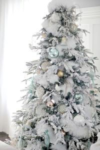 Depending on how you decorate it, the white Christmas tree can be modern, traditional, rustic, or zen, via @saarahsarna.