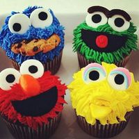 Super cute cupcakes :) I made these just fr fun with Brady . They turned out pretty good, not hard at all :):