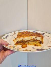 In this recipe, I use only potatoes & I do that if I have run out of eggplants but still want Moussaka’s incredible taste.
It’s also a lighter, healthier version since I am not frying the potatoes!
#moussaka #greekmoussaka #μουσακας
#greekcooking #therecipeoftheday #syntaghthshmeras #keepcooking
#greece #greek #greekrecipes #monoxeria #delicious #homecooking #συνταγες #greekcookingmadeeasy #greekcuisine #greekfood #greekyoutuber #greekdiet #likemygrandma #ελληνικηκουζινα #mediterraneanstyle