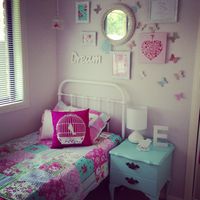 Little girls room decor - I like the wall behind the bed
