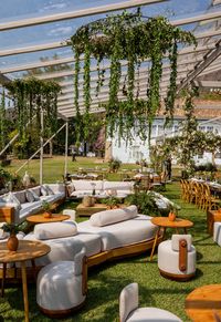 Casamento rústico cheio de flores e detalhes delicados