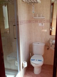 Todas nuestras habitaciones disponen de aseo privado con bañera o ducha Hotel Mavi Gandia
