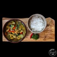 Pro milovníky thajského kari mám recept na jeho zeleninovou variantu. I když se může zdát komplikovaný seznamem ingrediencí, je opravdu tak jednoduchý, že ho zvládne každý. Recept od Kristíny Nemčkové, MasterChef Česko 2019