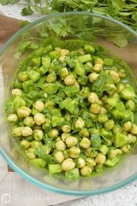 Ensalada de garbanzos, cilantro y limón, con un ingrediente secreto en la salsa para hacerla más nutritiva! Queda súper fresca, deliciosa y perfecta sola o con otro platillo.