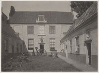 Vrouwe- en Anthonie Gasthuis aan het Klein Heiligland. Foto 1904 Fotograaf: Berend Zweers