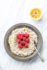 I love taking just five minutes at night to whip up this Low FODMAP Lemon Raspberry Overnight Oats recipe. That way I can enjoy a hassle-free breakfast that is light and refreshing! | funwithoutfodmaps.com | #lowfodmap #glutenfreeoats #overnightoats
