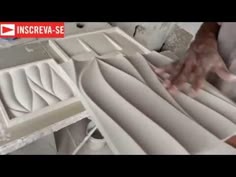 Como fabrica e desformar placas de gesso 3D 50x50 - YouTube Бетонные Блоки, Дизайн Потолка, Стена Дизайн, Обивка, Декор Телестены, Украсить Стены, Геометрический Рисунок, Бриколаж, Плитка