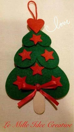 Resultado de imagen de casinha de natal em feltro juliana viegas Ornament Crafts, Felt Christmas Decorations, Felt Christmas Ornaments, Felt Christmas, Bricolage Noel