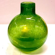 Schöne Wohnaccessoires Tischnummer am Stab grün Spiegelplatte Kugelvase