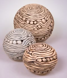 Lifestyle & More Modern decorative ceramic balls 2 pieces white/silver diameter 10 cm Lifestyle & More Modern decorative ceramic balls 2 pieces white/silver diameter 10 cm