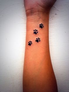 Definitely want a paw print tattoo, but prob would want my dog's actual paw print Татуировки С Кошачьими Лапами, Татуировки С Животными, Татуировка Шеи, Боль От Татуировки, Тату На Колене, Татуировки На Кистях Рук, Вдохновение По Поводу Татуировок, Милые Татуировки