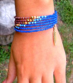 Two Strand No Clasp Blue /& Gold Glass Beads with Gold Leaf Charm Memory Wire Bracelet