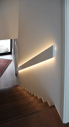 Lights installed on hand rail | https://www.brabbu.com/ebooks/?utm_source=pinterest&utm_medium=product&utm_content=svieira&utm_campaign=Pinterest_Germany Staircase Design, Stairs Design, Lighting Design Interior, Handrail Lighting, Interior Lighting, Railing Design, Stairway Lighting, Stair Lighting