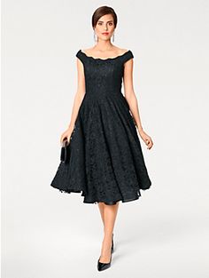 Petite robe noire parfaite en soirée avec son jupon et sa dentelle pour un effet très raffiné cocktail soirée