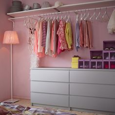 Ein begehbarer Kleiderschrank mit MALM Kommoden mit 3 Schubladen ... Begehbarer kleiderschrank kleiderstange
Begehbarer kleiderschrank kleiderstange
Ein begehbarer Kleiderschrank mit MALM Kommoden mit 3 Schubladen ...