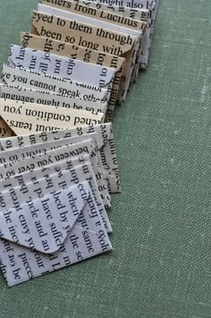 tiny envelopes made from book pages - Ideal para incluir como detalle dentro de una carta Crafts, Diy, Origami, Basteln, Buch, Crafting, Manualidades, Paper Projects, Envelope