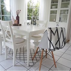 Ikea ingatorp table with 4 chairs, with my 2 white chairs. 720 incl ... Ikea ingatorp træ