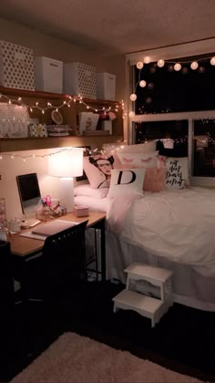 Ein Bett voller Kissen. #einrichtungsideen #einrichtungstipps Teen Room Décor, Dorm Rooms, Teen Bedroom Decor, Teen Room Decor, Teen Room Designs, Cute Bedroom Ideas