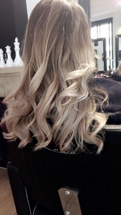 Voir cette épingle et d\u0027autres images dans My création Balayage , ombre hair , Blond froid , carré wavy , Blond Blanc , Blond pastel par Thibaut Martinez.