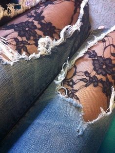 Pantalon roto con encaje hotsell