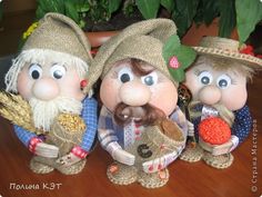Доброго дня всем жителям нашей страны! Вот такую команду домовичков я сделала. Бобин от скотча у меня не нашлось, пришлось выдумывать, чем их заменить. Америку я конечно не открою, я их делала из пластиковых молочных бутылок. И так- знакомьтесь: фото 1