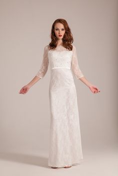robe de mariée droite en dentelle et manches 3/4