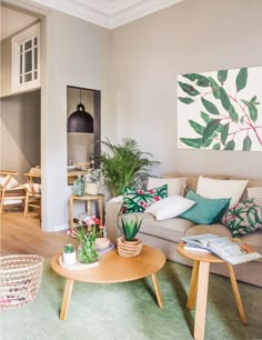 salon y comedor de un piso pequeño con decoracion primaveral en verde y beige y laminas de plantas Chic Living Room, Living Room Colors, Home Living Room, Living Room Decor, Bedroom Decor, Design Bedroom, Modern Bedroom, Dining Room, Interior Design Living Room Warm