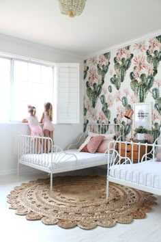 Cactus inspired shared room for sisters | Wedding & Party Ideas | 100 Layer Cake Shared Rooms, Interieur, Shared Room, Decoracion De Interiores, Bedroom Design