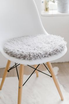 30+ Eames DSR pillow inspo ideas | eames, eames chair, chair Eames, Hynde, Hynder, Hynde til Eames stole eller Arne