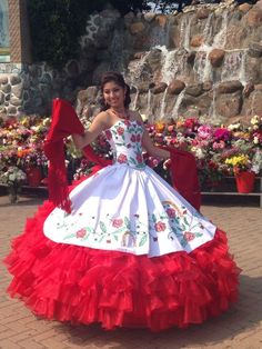 Pin by Gigi on Ropa bordada  Mexican fancy dress, Quince dresses mexican,  Mexican theme dresses