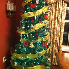104 best christmas in oz images on pinterest christmas tree wizard of oz christmas tree