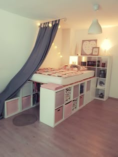 Ein Hochbett aus Ikea Kallax Regalen Teen Room Decor, Girl Bedroom Decor, Cute Room Decor, Room Ideas Bedroom, Bedroom Storage, Master Bedroom, Mattress Bedroom, Mirror Bedroom