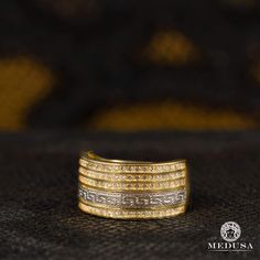 Bague Grec en Or 10-Karat Bague ornée de motifs grecs Fabriqué en Italie Ajustable au besoin Vient avec un emballage personnalisé et une boîte élégante Medusa. Délivrée avec certificat d'authenticité qui peut être utilisé à des fins d'assurance. Tous les bijoux sont estampés en fonction de leur pureté d'or. Chaque achat est couvert par une garantie de 100 jours contre les défectuosités. Ne couvre pas les dommages physiques. Bijoux Medusa nâest pas un revendeur ou un partenaire officiel Versace,