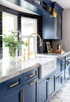 Blue Kitchen Cabinets, Timeless Kitchen, Kitchen Trends, Kitchen Colors, Kitchen Remodel Idea