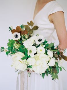 419 Best Modern Wedding Bouquets Images On Pinterest In 2018 Shades Of Ivory Modern Bridal Inspiration Wedding Sparrow Lauren Balingit Photography All White