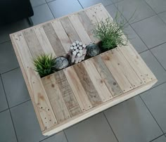 Table basse en bois recyclé avec gouttière centrale pour décoration : Meubles et rangements par crelia Wooden Coffee Table Designs, Wooden Pallet Table, Wooden Pallet Projects, Wooden Pallet Furniture, Wooden Dining Tables, Wooden Pallets, Diy Furniture, Pallet Tables, Pallet Bench