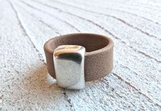 Lederring Frau anthrazit mit Zamak Element Geschenk