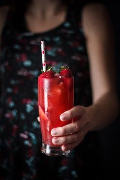 A refreshing spring vanilla strawberry iced tea - perfect combination of rooiboss tea, vanilla and strawberries. Keeps you cool and hydrated during sunny spring days!