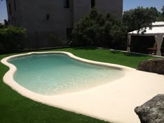 Preciosa piscina de arena situada en el jardín de una vivienda unifamiliar de Torrelodones. Tiene una amplia playa realizada con arena natural compactada.  #piscinadearena #piscina #arenanatural #arena Natural Swimming Ponds, Swiming Pool, Natural Pool, Beach Entry Pool, Backyard Beach