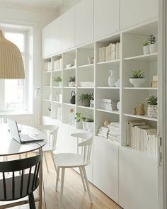 Huhu😊😙 Als ich gerade mit einem Paketturm auf dem Weg zur Post war, hat mich eine süße Oma angesproche Home Library Design, Home Office Design, Home Office Decor, Hausbibliotheken Design, Dining Room Storage, Bedroom Storage