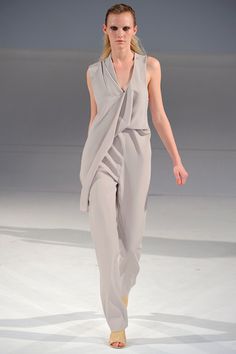 166 Best Hussein Chalayan Images On Pinterest Fashion Show Las Hussein Chalayan Pasarela Celebrity Fashion Outfits Dresses Deconstruction