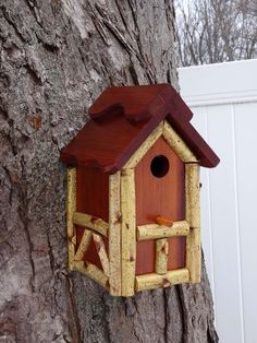 OLD WOOD-WOODEN TREE HAND MADE BIRD HOUSE THATCH ROOF MADE IN ENGLAND BIRDHOUSE